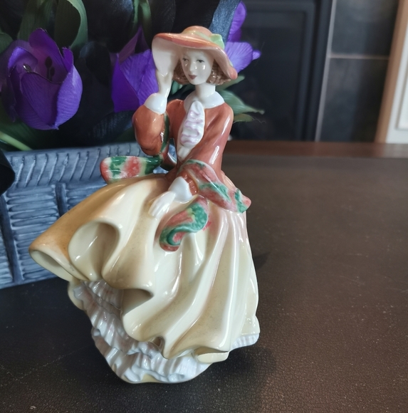 ROYAL doulton Abigail figurine - Picture 3 of 5